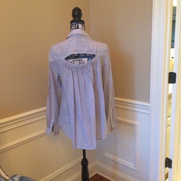 Anthropologie peephole in back blouse. - Picture 4 of 5